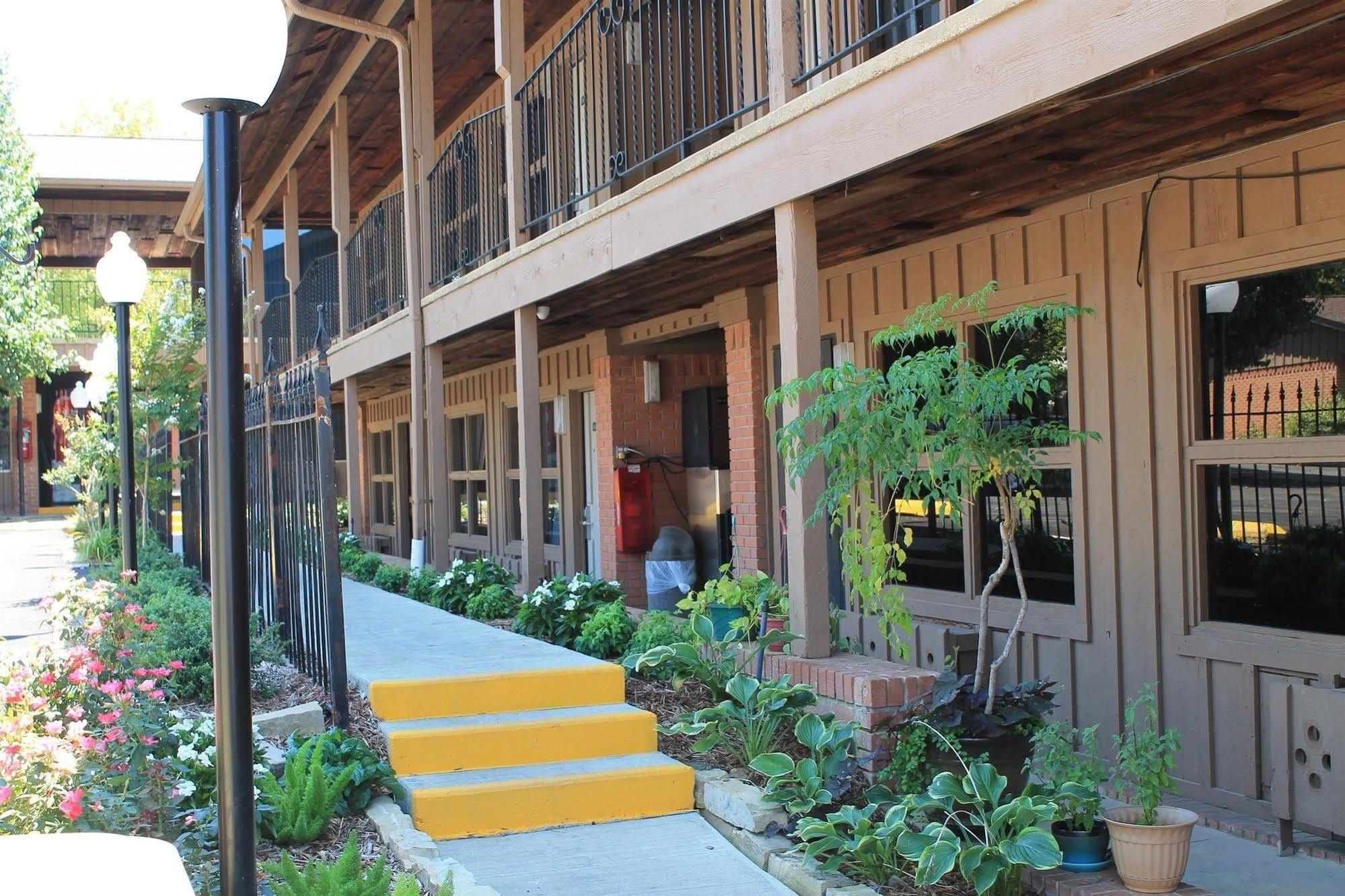 Charles Wesley Motor Lodge Downtown Broken Bow- Hochatown Esterno foto